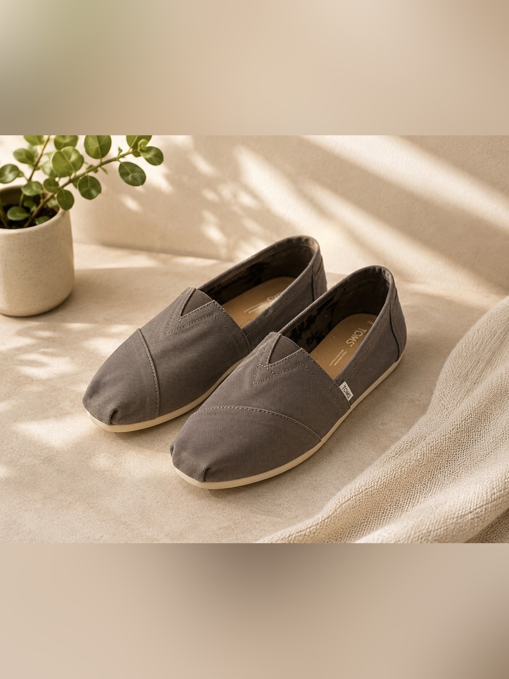 TOMS Classic Gray Canvas Slip-On Shoes Women’s 9.5 Men’s 8